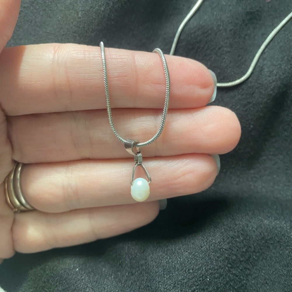 Elegant Pearl Necklace - Picture 3 of 6